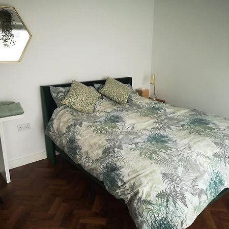 Stylish Apartment In Horsham With Parking And Own Entrance מראה חיצוני תמונה