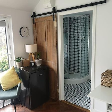 Stylish Apartment In Horsham With Parking And Own Entrance מראה חיצוני תמונה
