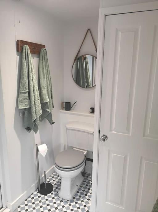 Stylish Apartment In Horsham With Parking And Own Entrance מראה חיצוני תמונה