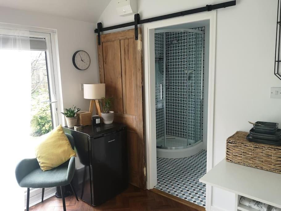 Stylish Apartment In Horsham With Parking And Own Entrance מראה חיצוני תמונה