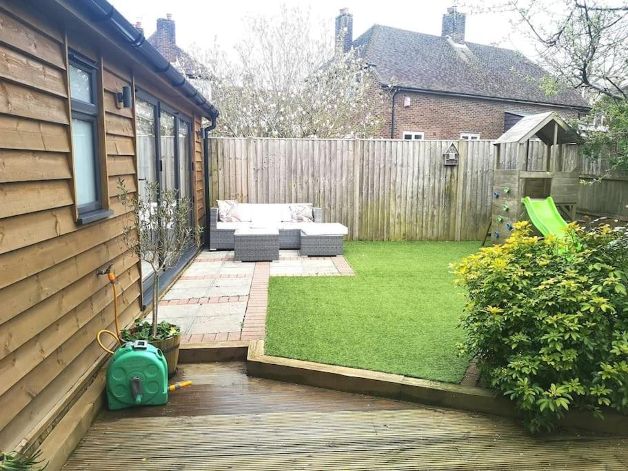 Stylish Apartment In Horsham With Parking And Own Entrance מראה חיצוני תמונה