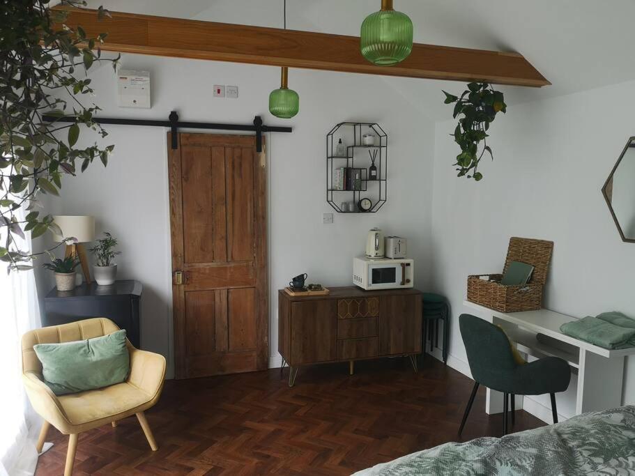 Stylish Apartment In Horsham With Parking And Own Entrance מראה חיצוני תמונה