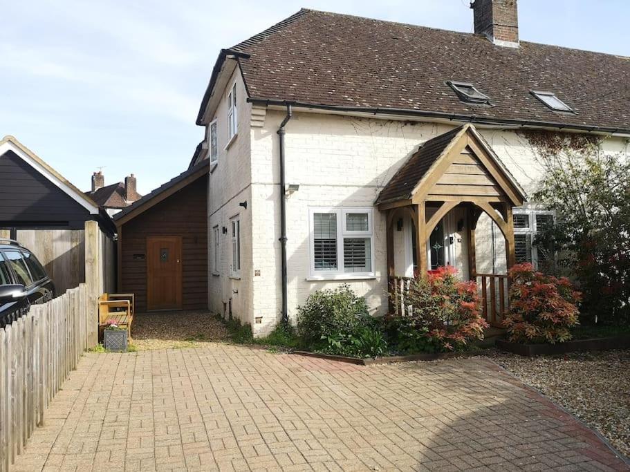 Stylish Apartment In Horsham With Parking And Own Entrance מראה חיצוני תמונה
