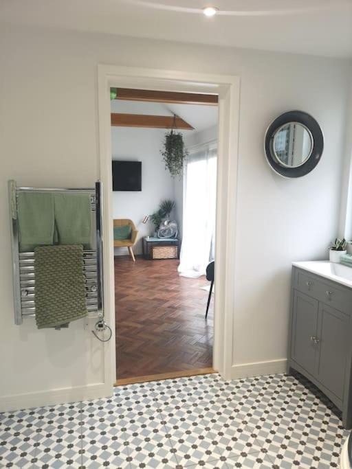 Stylish Apartment In Horsham With Parking And Own Entrance מראה חיצוני תמונה